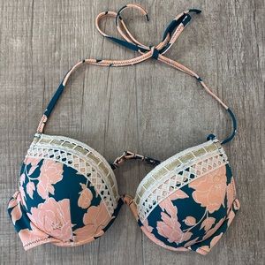 Barely used bikini top with great details and colors. Halter style and size 36B